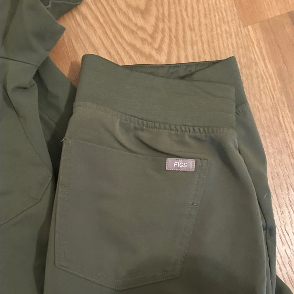 Figs XS Olive Green Scrub Top & Pants Set